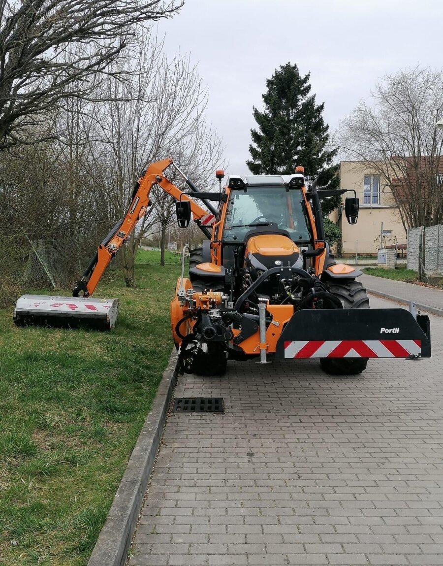 Tractor Lindner Lintrac 110 s příkopovým ramemen a podsvodidlovou sekačkou