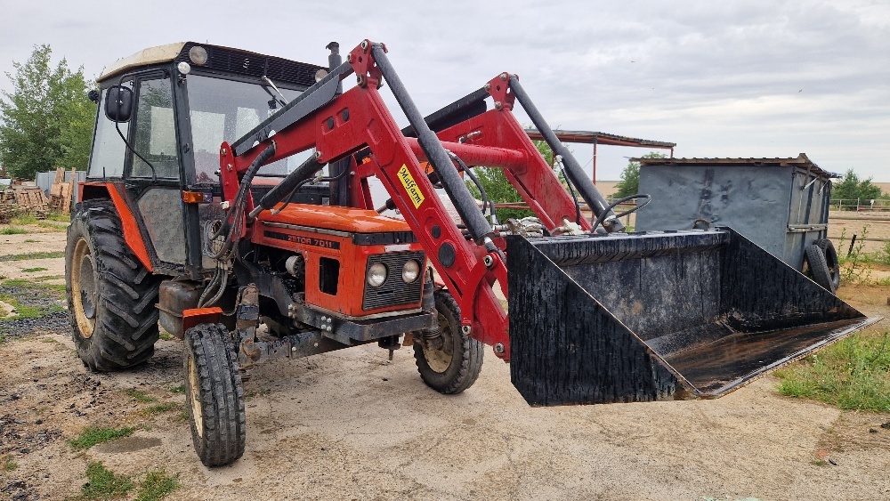 Traktor ZETOR 7011 s čelním nakladačem